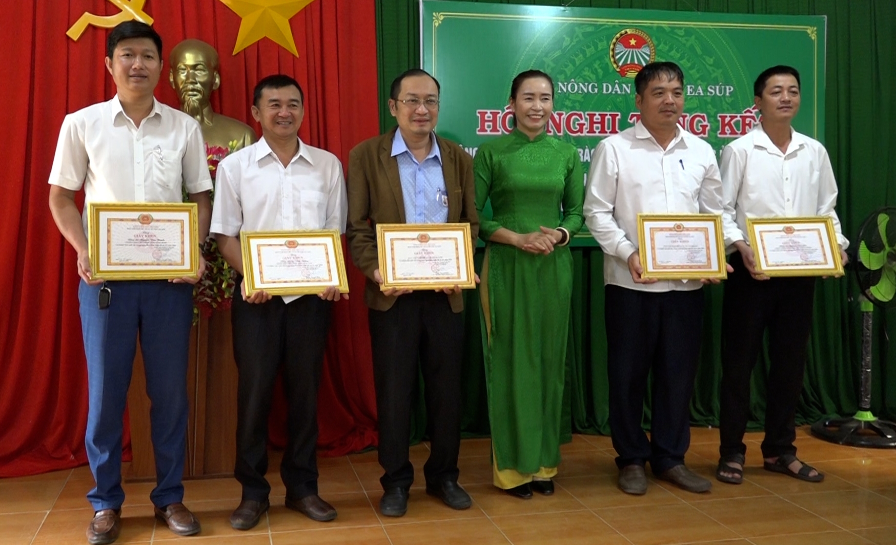 khen thưởng cho các cá nhan có thành tích trong thực hiện đề án 61